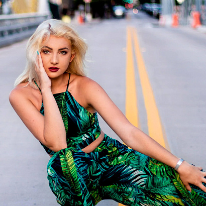 Crop Top and Pants with Leaves Pattern